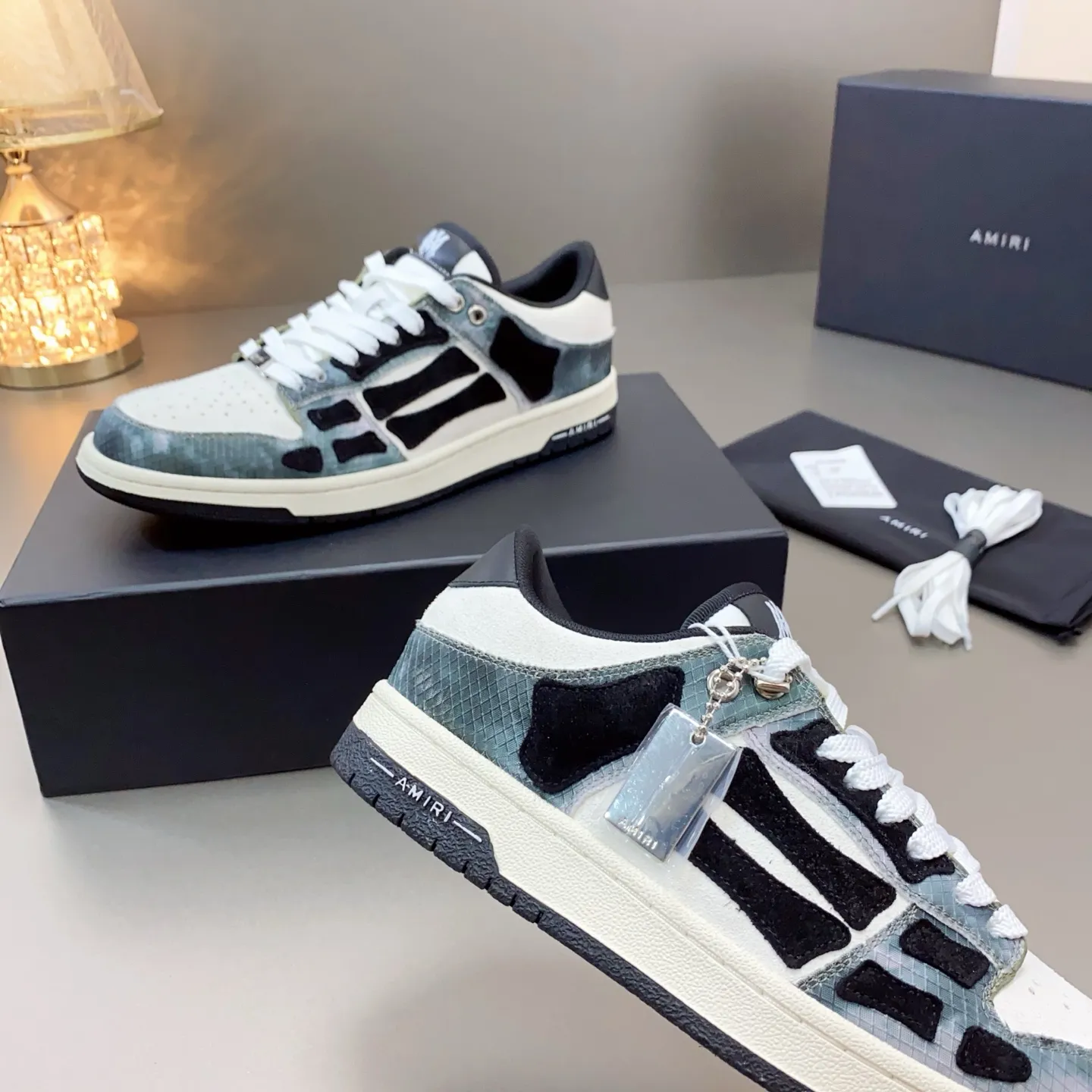 p580🐮🐮AMIRI Couple Style👑 The latest The Pacific Series Couple Style💀🦴Bone Stars Casual Sports Shoes Skateboard Shoes✔️ AMIRI's Pacific shoes are a sneaker that combines luxury and street style. Many celebrities and Internet celebrities have the same style. Its design and workmanship are very exquisite. Made of high-grade cow leather, soft to the touch and highly durable. 💎Fabrics: Original custom imported first-layer cowhide 💎Inner lining: Original customized breathable mesh 💎Foot: Original injection molded one-piece, comfortable, wear-resistant and not tiring for feet 💎Outsole: Original 1:1 molded three-color sole Original outsole 💎Sole thickness: 3CM 💎Size: Female 35-40 Male 39-46 💎Price; Top version 👑Special remarks Remark: (Female size 34 40 . Men's sizes 38 45 46 are customized and cannot be returned or exchanged. Please note when ordering! Thank you🤝🤝